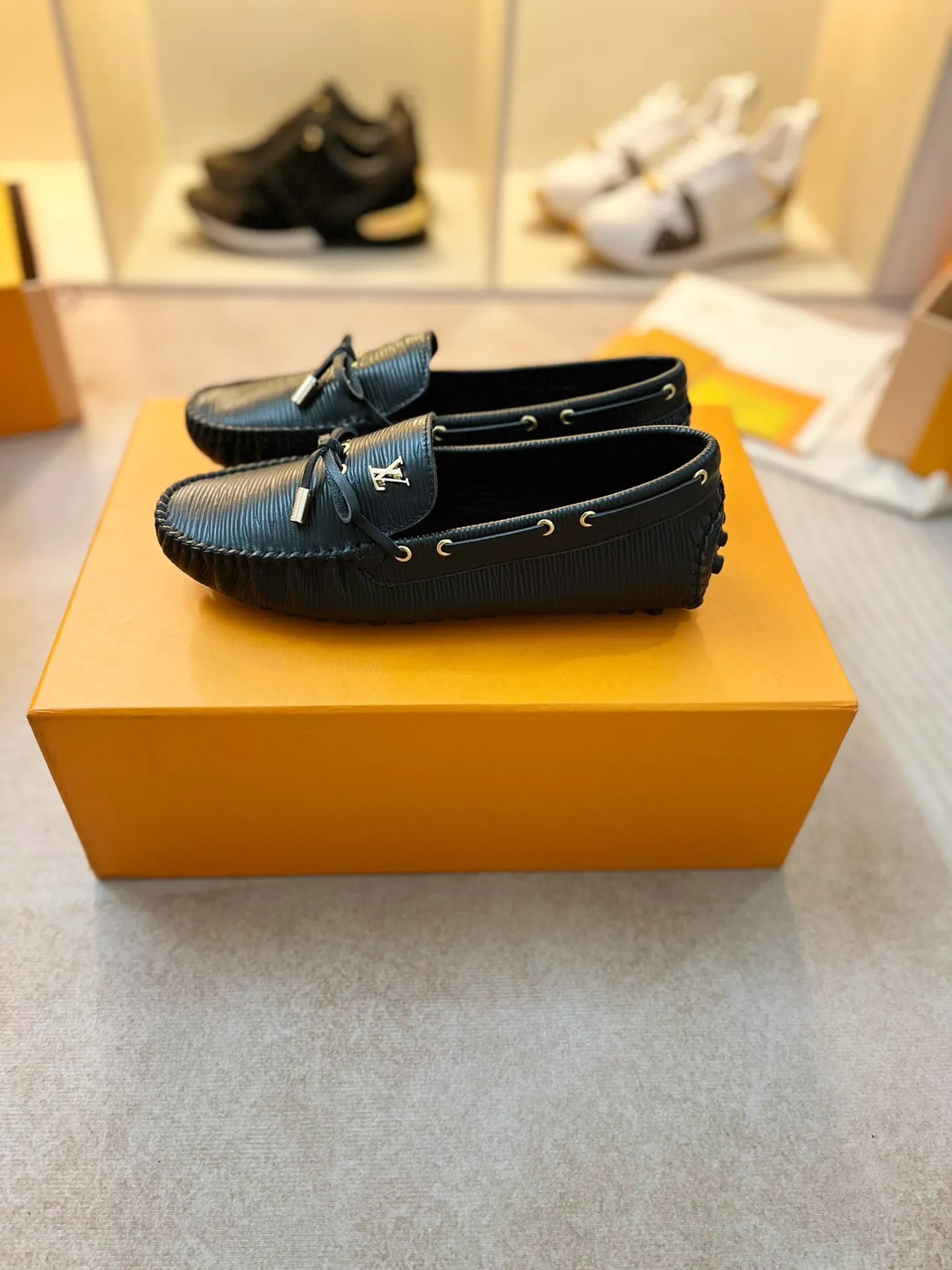 p460💰Couple model❤️🇫🇷 𝙇𝙤𝙪𝙞𝙨 𝙑𝙪𝙞𝙩𝙩𝙤𝙣 🇫🇷Louis Vuitton 2023 Classic𝓛𝓿 𝓣𝓻𝓪𝓲𝓷𝓮𝓻 Sports Series ➪➪➪¯ [Arizona Doudou Shoes Series] ▪️▪️▪️Arizona slip-on shoes are made of Monogram Eclipse canvas. Its hand-painted and dyed edges and hand-sewn uppers fully demonstrate Louis Vuitton's traditional shoemaking craftsmanship. This slip-on shoe is very lightweight. The integrated tongue and upper make it particularly comfortable and flexible. The soft outsole is equipped with rubber padding. Decorated with matching sash. Detailed features: ☑️Monogram Eclipse canvas ☑️Black Eclipse pattern ☑️Hand-painted shoe edges ☑️Hand-sewn uppers (each pair takes time to process) ☑️Integrated tongue and upper construction ☑️Outsole equipped with rubber lining ☑️size: 35_46